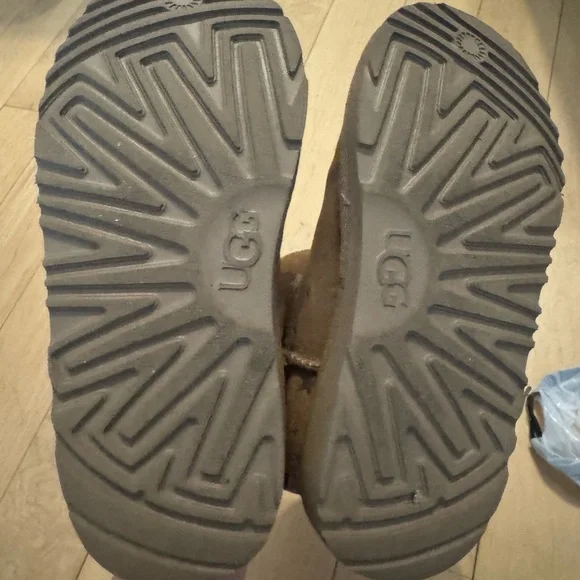 Kids UGG Brown Boots with Star Design - size 1 - Picture 4 of 4